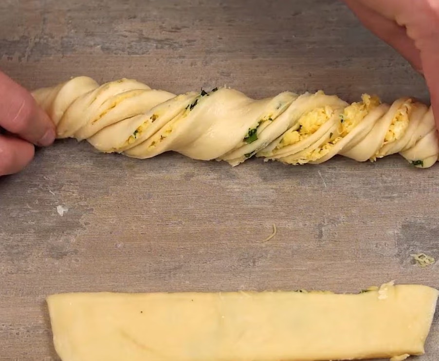 Cheese Twisted Bread: a fun appetizer that everyone will love!